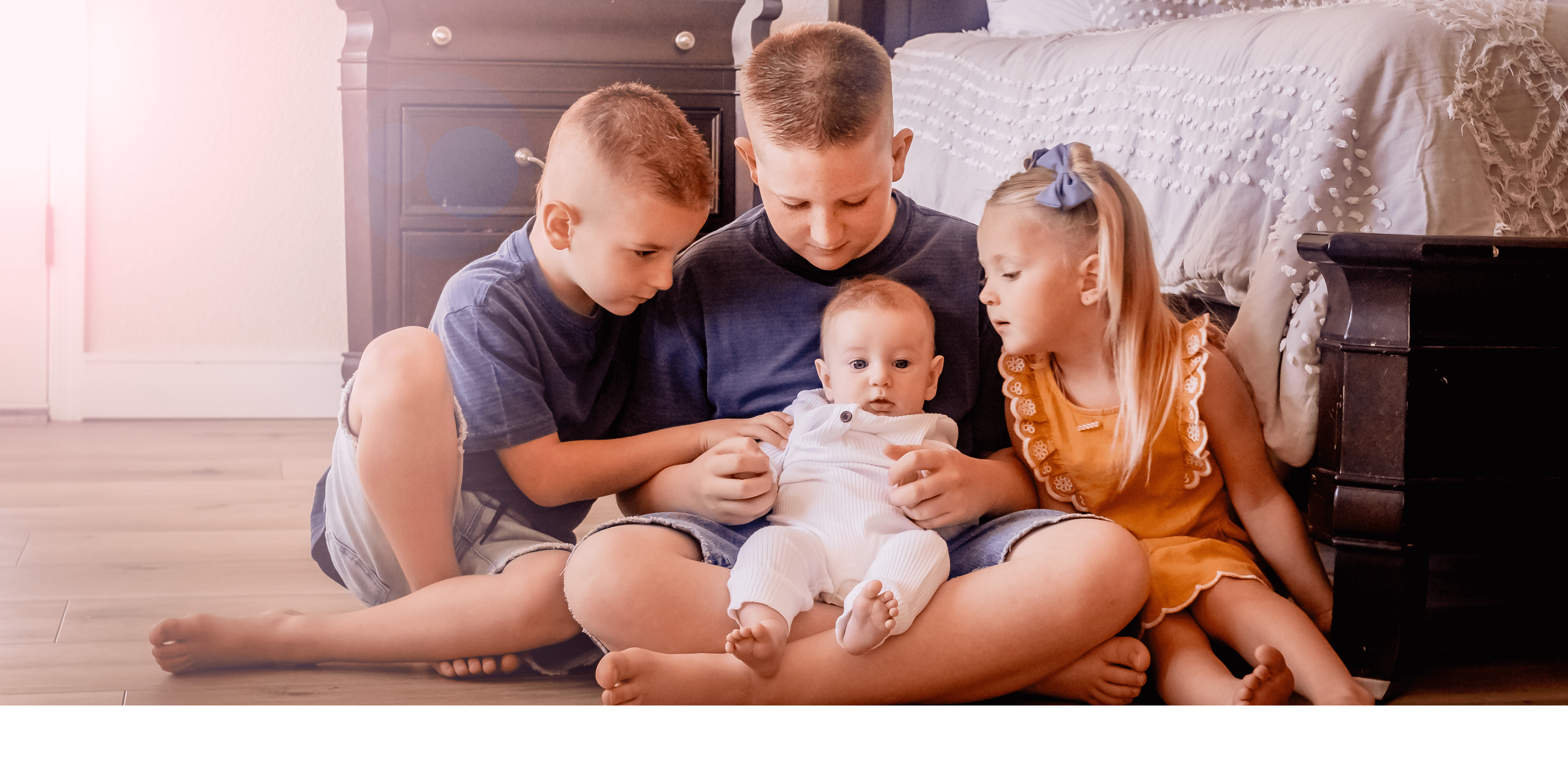 family photo of siblings with baby by Phoenix Photographer Memories by Candace